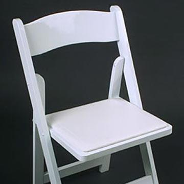 白色树脂椅子和软垫座椅